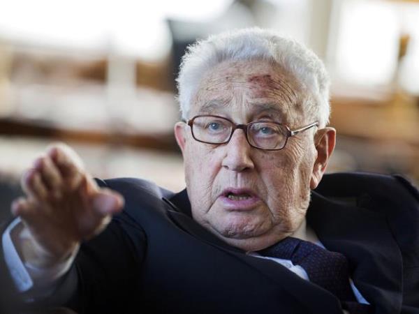 Cumhurbakan ve Babakann d temaslarnn, ikili grmelerinin deimez ismiydi artk. Grmelerin en zel anlarna bile katlyordu. ABD, Avrupa lkeleri bile bykelilikler, Dileri yerine ou zaman onun telefonu, maili zerinden Trkiye ile temaslar yrtyordu. Gelen mesajlar sonradan Dileri'ne aktarp kayda geiriyordu. am'da Fransa Cumhurbakan Sarkozy ile grme grevi MGK bildirisiyle duyuruluyordu. ABD Bakan Obama gelmeden nce Washington'a gidip hazrlklar da o yrtyordu. Geldii noktann dikkat ekmesi ise Suriye, Filistin ve srail ile temaslar sayesinde oldu. Hamas lideri Halit Meal ile gizli grmesinin ortaya kmas epey grlt kopard. Artk "Trk diplomasisinin Kissenger'", "Glge adam", "nce bir taktisyen" olarak tanmlanyordu.