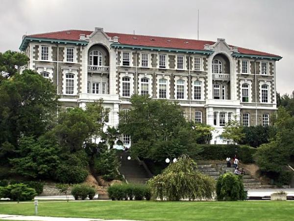 Alman kltryle i ie olan stanbul Erkek Lisesi rencilerinin ounun hayallerini Almanya'ya gitmek, orada niversite okumak sslerdi. Davutolu ise stanbul'dan kopamazd. Almanya'da okumay kendi kltrne yabanclama olarak gryordu. 1977'de liseyi bitirdiinde stanbul'un tarihi ve kltryle, kkeniyle iyiden iyiye btnlemiti. Liseden sonra sosyal bilimler okumaya karar vermesi de tarihle yzlemede vard noktadan kaynaklanyordu. Bilim adam olmay kafasna koymutu. Hayat plannn ilk adm Boazii niversitesi olacakt. Fen blm mezunuydu ama sosyal bilimler okumaya kararlyd.