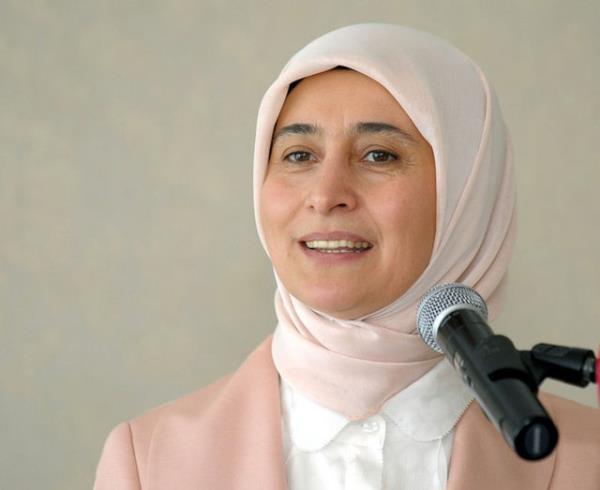 Kadn Hastalklar ve Doum Uzman olan Sare Davutolu, Bahelievler'de alyor. Babakan Erdoan'n kz kardei Vesile lden'in yakn arkada olan Sare Hanm, Erdoan'n kz Esra Albayrak'n doumunu da yaptran doktor.