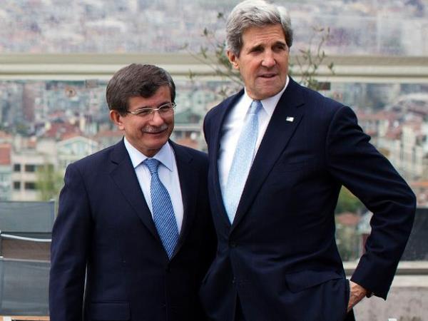 ayyip Erdoan ile de belediye bakanl ncesinde tant. Fakat Gl'e daha yaknd. Devlet Bakanl sras ihtiya duyduunda Gl'e yardmc oldu. Danmanl, Gl'n 2002 sonrasnda babakan olarak hkmet kurmasyla resmileti. Davutolu, Babakanlk Badanman olarak greve balad. Gl'n nerisi dnemin Cumhurbakan Ahmet Necdet Sezer'in onayyla bykelilik nvan ald. Gl'n Babakanl Erdoan'a devretmesinden sonra da grevine devam etti. Zaten onu Gl davet etse de sonra Erdoan ile de biraraya gelmiler; o da daveti yinelemiti. Davutolu, o dnemde "glge Dileri bakan" gibi d temaslarda etkili olmaya balad.