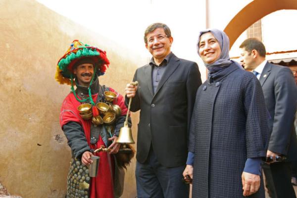 Davutolu iftinin, Sefure, Meymune, Hacer Bike ve Mehmet adnda drt ocuu var. En byk kz Sefure, Yldz Holding'in kurucusu Sabri lker'in 3. torunu Ahmet zokur ile ortanca kz Meymune ise stanbul Ticaret Odas Bakan Yardmcs Dursun Topu'nun olu Talha Topu ile evli.