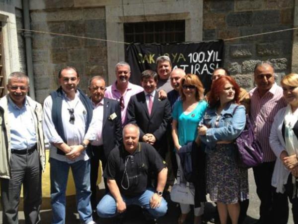 kili bir kltrel yaps vard stanbul Erkek Lisesi'nin. Cumhuriyetin ilk kuandan Trk retmenlerden ders alyor, gl bir tarih bilinci ile donanyorlard renciler. Bir yandan da Almanca retmenlerden Bat kltrn, asl olarak da Alman kltrn ve edebiyatn reniyorlard. Yatl okula 12 yanda girdii ilk gnlerden itibaren klasikler ile yzyze gelmiti. Dier renciler gibi o da hemen Kafka'y, Goethe'yi okumaya balamt. Berthold Brecht'in eserlerini tanmt. Kitaplarda yeni bir dnya bulmutu. ki cepheli bir yzlemeydi yaad. Bat kltrnn temel eserlerini okumakla kalmyor, Trk retmenlerinin tevikiyle Trk edebiyatn hatmediyordu. Ahmet Hamdi'den Fuzuli'ye, Farabi'den Ahmet Cevdet'e kadar eserleriyle tanmad isim kalmamt.