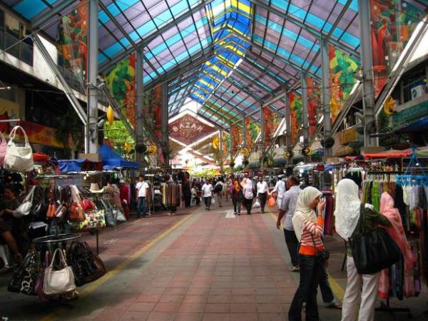 Amerika'ya gitmek cazip gelmiyordu. Bat kltrn yeterince tandna inanyordu. Malezya zerinde duruyordu. Eksik kalan halkay orada tamamlayabilirdi. in-Hint-slam kltr, Bat kltrnden nispeten uzak biimde yaanyordu bu lkede. Ama artk tek bana deildi. 1984'te evlenmi, iki kz olmutu. Jinekolog olan Sare hanm ile dnyaya ayn gzlklerle bakyorlard. Kzlarna isim koymay eine brakmt Davutolu. Sare hanm da onu memnun etmiti seimleriyle. 1986'da doan ilk kzlarna Sefure, 1988'de doan ikinci kzlarna Memnune adn vermiti. Davutolu'nun her iki annesine de deer veriyordu. Sare hanm, einin Malezya'ya gitme kararn da destekledi. Kzlarn da alp 1990'n ilk aylarnda yola ktlar. Kuala Lumpur'da, in mahallesinde bir ev tutup yerletiler.