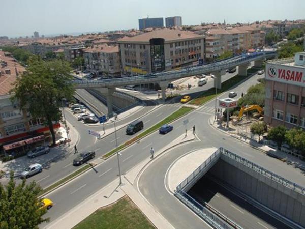 lgin ama ayr bir ekibi hi olmad Davutolu'nun. Babakanlkta, yardmcs ve eski rencisi Ali Sarkaya, bir sekreteri ve ofr vard sadece. Cumhurbakanl-Babakanlk-Dileri Bakanl ls ile koordinasyon halinde alt hep. Askerler de analizlerine nem verdi. Bazen danmanlar Akif Beki ve mer elik ile sorun yaasa da kimseyle derin bir atmas olmad. ok eletirildi. En ok da "Neo-Osmanlc" olmakla suland. Kendisi kabul etmedi bu tanm. Amac, Trkiye'yi "merkez lke" yapmakt. Blgedeki uan kutan bile haberdar olmaya alyordu. Sonu, 1.5 ay iinde 11 lkeye gitmesiydi. ubat sonundan itibaren Tanzanya, Kenya, ran, Irak, ek Cumhuriyeti, ABD, ngiltere, Fransa, Almanya, Katar ve Suriye'yi dolamt ve geziler ayn tempoda srp gidiyordu. 40 yldr oturduklar Bahelievler'deki evine ok az urayabiliyordu. Bu tempodan en ok yaknan da kk ocuklaryd. Babasnn adn verdikleri olu Mehmet henz 12 yandayd, kz Hacer Bike ise 10. kisi de henz ilkokuldaydlar. Davutolu, gittii her lkeden onlara birer hediye almay ihmal etmiyordu.