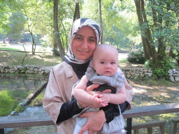 <p>Sare Davutolu, kadn doum uzman. Eiyle Malezya'ya gittii dnemde o da niversitenin kliniinde grev yapt. Halen stanbul'da kendi muayenehanesinde alyor. Babakan Tayyip Erdoan'n kz kardei Vesile lden'in dostu olan Sare Davutolu, Erdoan'n kz Esra Albayrak'n da doktoru. Doumunu o yaptrd. </p>    Krtaj kart grleriyle tannyor. Seminerlere, toplantlara katlp bu konuda konumalar yapyor. yesi olduu, Hayat Salk ve Sosyal Hizmet Vakf'nn amalarndan biri de krtaja kar mcadele. Vakfn "Yaama hakk-krtaj" projesinde Sare Davutolu, aktif olarak grev ald. Vakf, 2006'da kamu yararna alan kurulular arasna alnd ve vergi muafiyeti tannd.