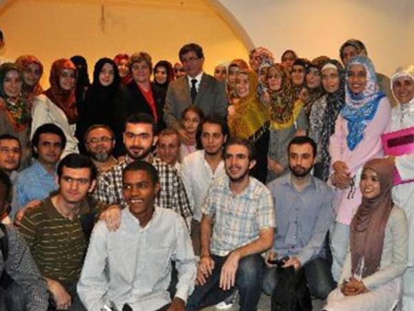 slam Konferans rgt'nn kurduu Uluslararas slam niversitesi'nde Trkiye'den 15 kadar retim yesi vard. Daha sonra aralarna Yusuf Ziya zcan da katlacakt bu akademisyenlerin. Davutolu, bir hafta kadar sonra girdi ilk derse. Bir bakt, snf kk bir Birlemi Milletler gibi. Snfn neredeyse yars Mslman Malaylardan, kalan da inli, Hint, Asyal, Afrikal rencilerden oluuyordu. Her biri ayr kltr havzasndand. Fakat elindeki Sabine'in artk klasikleen "Siyasi Dnceler tarihi" kitabnda onlar yoktu. Elindeki kitap Eflatun ile balyor, Aristo, Roma, Hristiyanlk, Reform, Rnesans, Modern ideolojiler diye gidiyordu. inde Malaylar, inliler yoktu. Bunu yapamazd. Oturdu, Konfiyus'tan Taoizme, Hint ve tabii slam kltrne alt. Onlarn yanna Osmanl dnr Knalzade'yi de ekledi ve yepyeni bir siyasi dnce tarihi metni oluturdu. Bu metin zerinden verdi derslerini.