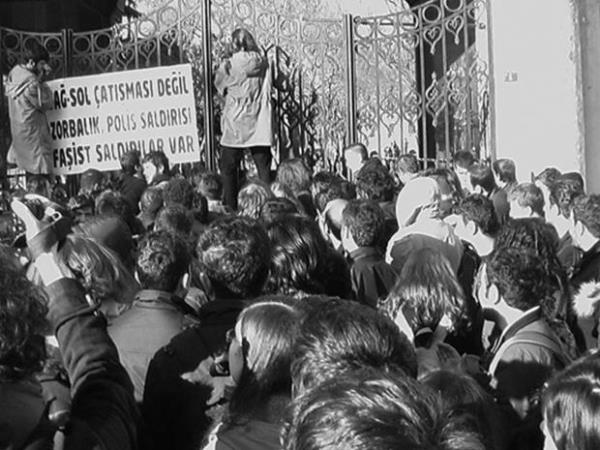 1970'ler, Trkiye'de alkantl yllard. Genlik, daha ok sol siyasi hareketlerin etkisi altndayd. stanbul Erkek Lisesinde de rzgarlar soldan esiyordu. Ahmet Davutolu'da bu havann dnda kalmad. Marksist literatrn temel eserlerini de okudu. Stalin'in "Diyalektik ve Tarihsel Materyalizm" kitabn okuduu srada orta teydi. Altn izip, sayfalarn kenarna notlar alarak dikkatle okuduu kitab, zenle saklayacakt yllarca. Yine de Marksist olmad. Mekanik buldu bu ideolojiyi. Milli Trk Talebe Birlii gibi slamc genlerin rgtlendikleri yaplanmalarn da dnda kald. Zaman zaman konferanslara, gecelere gitse, kltr kulplerine katlsa bile daha ok kendi izgisinde yol alan bir genti. Elenmeye, gezmeye zaman ayrd pek grlmezdi. Bazen futbol oynard Mustafa am, Murat lker, Aydn Babuna ve Engin Iksal'n da aralarnda bulunduu snf arkadalaryla. yi bir oyuncuydu.