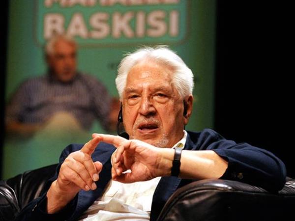 niversite sonrasnda hi tereddt etmeden "bilim adaml" planna devam etti. 1984'te Kamu Ynetimi blmnde yksek lisansa balad. Doktorasn ise Siyaset Bilimi ve Uluslararas likiler Blmnde tamamlad. retim yeleri ile aras iyiydi. En ok da Prof. Dr. erif Mardin sevdi onu. Tez hocas oldu. 1986'da balad tezini daha bitirmeden zet bir makale olarak niversitenin akademik dergisinde yaynlatt. Tezin yaynlanmas Davutolu iin byk bir tevik oldu. Birbiri ardna makaleler hazrlad. 1989 Kasm'nda iki teklif birden ald. Teklifin biri Amerika'dan geliyordu dieri Malezya'dan