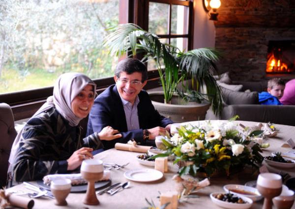 Sare Hanm, einin zellikle bulama ve bulgur orbasn ok sevdiini, peynirli yumurta piirmekten de ok holandn sylyor.