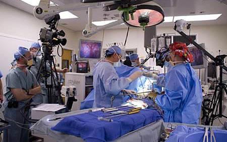 <p><b>Yanl hastaya ak kalp ameliyat...</b></p>  Anjiyografi ameliyatndan sonra 67 yandaki yal kadn Jean Morris kendi yata yerine baka bir yataa transfer ediliyor ve ertesi gn taburcu edilmesi planlanyor; fakat ertesi gn taburcu olmas gereken kadn ak kalp ameliyatna alnyor ve tam 1 saat ameliyat masasnda kalyor. Doktorlar kadnn kasklarna bir kesik ayorlar, atar damarna delik ayor ve herhangi bir kanama, kalp krizi ya da enfeksiyon olup olmadna bakmak iin kalbine bir tp sokuyorlar. Tam bu srada dier departmandaki doktor, operasyonu yapan doktoru arayp "benim hastamla ne yapyorsunuz" diyor. Kardiyolog hastann dosyalarn inceledikten sonra ok byk bir hata yaptn fark ediyor. Operasyon iptal ediliyor ve kadn durumu dengeli bir ekilde odasna tekrar geri gtrlyor.