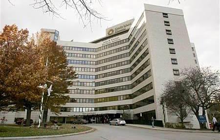 <p><b>Beynin yanl tarafna st ste 3 kez yanl ameliyat !</b></p>  Rhode Island Hastanesi'nin doktorlar, ayn yl iinde 3 kez farkl hastann beyinlerinin yanl taraflarn ameliyat ettiler. En son olay 23 Kasm 2007'de gerekleti. 82 yandaki yal kadnn beyni ile kafatas arasndaki kanamann durdurulmas iin bir ameliyata ihtiya olduu tespit edildi. Yerel haberlere gre, beyin cerrah, test sonular, kanamann beynin sol tarafnda olduunu gstermesine ramen hastann sa tarafnda operasyona balad. Hasta doktorun bu hatasn fark etmi ve sonrasnda da doktor at o delii kapatp, operasyona sol yarm krede devam etmi. ubat ay ierisinde de farkl bir doktor ayn hatay baka bir hasta zerinde yapt. Austos aynda da 86 yandaki bir kadn, Rhode Island Hastanesi'nin yine beynin yanl tarafn ameliyat etmesi sonucu hayatn kaybetti.