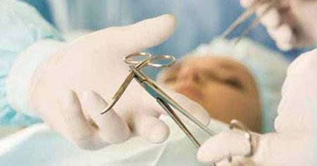 <p><b>Yanllkla alnan salkl bbrek</b></p>  Minnesota, St. Louis Park'ta bir hasta, Park Nicollet Methodist hastanesine, kansere yol aaak bir tmr olduu gerekesiyle bbreklerinden birinin alnmas iin gitti; ama doktorlar onun yerine hastann salkl bbreini aldlar. Yanl bbrein alnd ise ertesi gn patoloun, alnan bbrek zerinde aratrmalar yaptktan sonra tmre rastlamamas sonucu ortaya kt. Gizlilik gerei ve ailenin de istei zerine hastayla ilgili hibir bilgi kamuoyuna aklanmad.