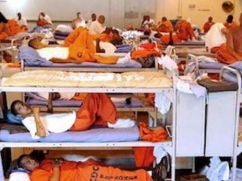 <br><b>Parmaklklarn arkasnda en fazla sayda insan bulunan lke - ABD </b></br>Parmaklklar arkasnda bulunan 2.2 milyon kii, dnya nfusunun yaklak %0,4'n temsil etse de, dnyada hapishanelerde yatan toplam insan saysnn %25'ine denk gelmektedir.