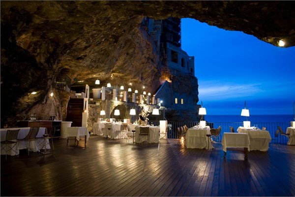 <br><b>Grotta Palazzese ? Polignano a Mare, talya</b></br>  talya'nn gneyinde bulunan restoran misafirlerine Adriyatik Denizi manzaras eliinde egzotik bir atmosfer sunuyor.