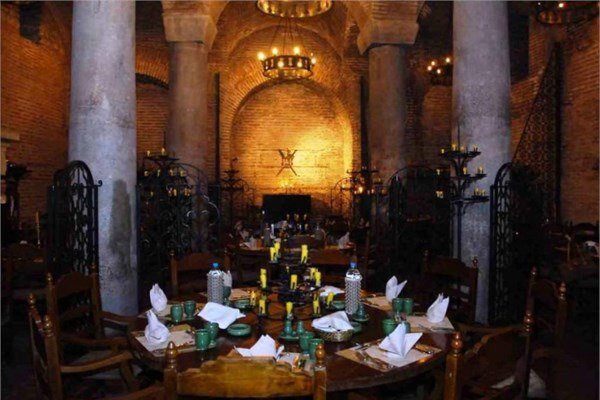 <br><b>Sarn Restoran - stanbul, Trkiye</b></br>  stanbul'da bulunan Sarn Restoran 1000 yllk bir sarncn altnda bulunuyor. Demir avizeler mekan aydnlatyor.
