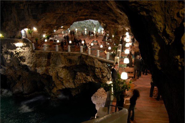 <br><b>Grotta Palazzese ? Polignano a Mare, talya</b></br>  Kalker maarasnda bulunan restoran sadece yaz dneminde hizmet veriyor.