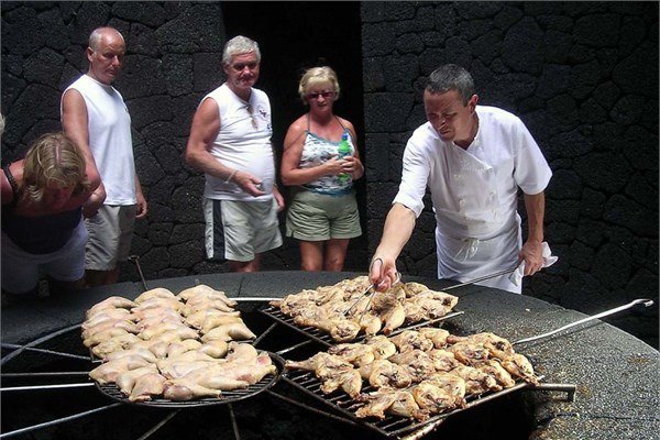 <br><b>El Diablo Restaurant - Teguise, spanya</b></br>  Restoran volkann zerine ina edilmi 6 adet bazalt kaya katmannn stnde bulunuyor. Restorann altnda bulunan volkan 19. yzyldan beri sakinliini koruyor.