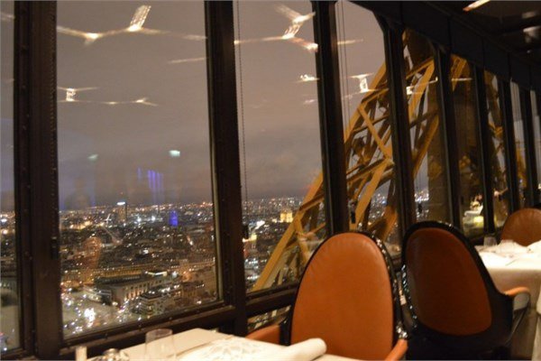 <br><b>Le Jules Vernes ? Paris, Fransa</b></br>  nl a Alain Ducasse'nin lezzetli tariflerini tadabileceiniz bu restorana girmek iin uzun sralar beklemenize gerek kalmyor, restorana ait zel asansr misafirlerinin bu esiz deneyimi yaamalar iin hizmette.