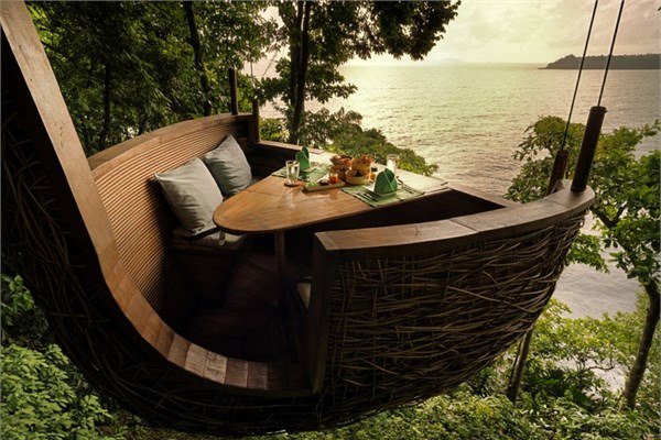 <br><b>Tree Pod Dining ? Soneva Kiri in Koh Kood, Bangkok</b></br>  Bambulara oturtulan misafirler yukar ekilerek aalarn tepesinde bu ilgin deneyimi yayorlar.