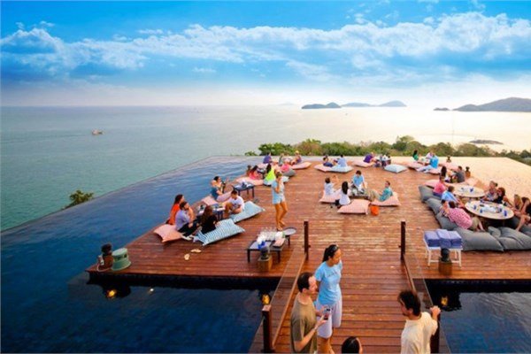 <br><b>360 Degrees Restaurant - Phuket, Tayland</b></br>  Etrafnda bulunan Andaman Denizi'nin 360 derecelik manzarasn vaadeden restoran Phuket'teki Layan Beach'de bulunuyor.
