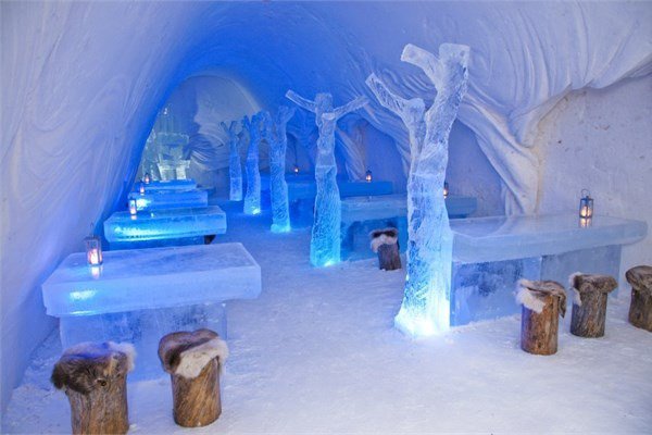 <br><b>Snow Castle Restaurant ? Kemi, Finlandiya</b></br>  Son zamanlarda buzdan oyma oteller ve restoranlar trend haline geldi. Bunlardan en mehuru Finlandiya'da bulunuyor.