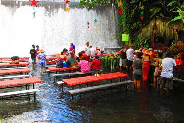 <br><b>Labassin Waterfall Restaurant ? Villa Escudero Plantations and Resort, Filipinler</b></br>  Labassin Waterfall yapay elalenin zerinde bulunan bambudan yaplm masalaryla misafirlerine esiz bir deneyim sunuyor.