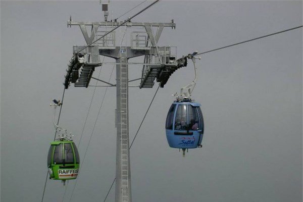 <br><b>Stuckli Sky Dining ? Dinner in a Ski Lift in Sattel, svire</b></br>  Misafirler svire Alpleri manzarasnn eliinde yemeklerini gondollarda yiyorlar.