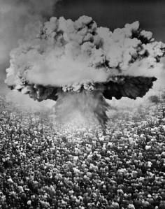 <p><b>8. Kitle Paniinin Anatomisi: Dnyalar Sava</b></p>  Orson Wells 1938 ylnda H.G. Wells'in War of the Worlds adl romannn bir adaptasyonunu radyoda yaymlad. Bu durum, yayn dinleyen yaklak 6 milyon kiiden 3 milyonu iin panie sebep oldu. Princeton psikologlar daha sonra New Jersey sakinlerinden 135'iyle radyo yaynna verdikleri tepki zerine grme yapt.    <p>Endielenen insanlarn byk bir ounluu -en eitimlileri bile- yaynn geerliliini asla test etmemi ve sadece radyo yayn olduu iin (otoriter g) itimat etmiler. Gnmzde bu kadar kolay kanmayacamz dnebiliriz, fakat ok da emin olmayn. Medyann duygularmz ve isteklerimiz zerindeki maniplasyonu dnn!</p>