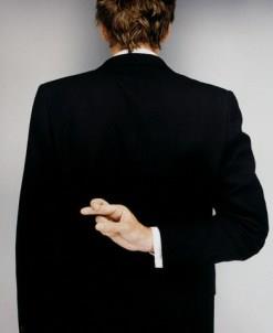 <p><b>5. Kendimize Kar Yalanclk: Bilisel Uyumsuzluk (Cognitive Dissonance)</b></p>  Biri insanlarn kendi hislerini, inanlarn ve arzularn grmezden gelmede ya da kendilerine yalan sylemede (ve bununla paasn kurtarmada) olduka iyi olduu konusunda phelenmeye balam olmal. 1959'da psikologlar; bir kii kendi deneyimlerini ne kadar grmezden gelebilir, hatta doru olmadn bilmesine ramen karsndakini ikna etmeye yardm edebilir mi diye grmek istedikleri iin yalann seviyesi zerine bir deney tasarladlar.    <p>nsan kapasitesinin bilisel uyumsuzluu srdrmesi, iyi dizayn edilmi birok deney sayesinde dorulanmtr. Bu kapasitenin bir gruba katlma ve uyma, kendi deer ve inanlarmzn dierlerininkiyle desteklenme isteiyle balants var. Belki bu eilimleri bilerek, kendi yalanlarmza fazla inanmaktan kanmay renebiliriz.</p>