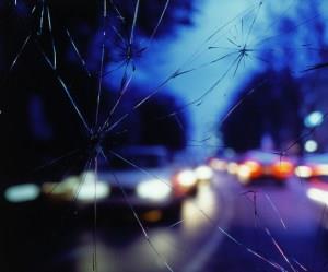 <p><b>6. Hafza Maniplasyonu: Ne Grdn Gerekten Biliyor Musun?</b></p>  1974'te aratrmaclar hafzann gvenilirliini ve gereklerin maniple edilip edilmediini test etmek iin bir deney hazrladlar. 45 kii araba kazasna dair bir film izlediler. Bu kiilerden dokuzundan arabann 'arpma' annda ne kadar hzl gittiini deerlendirmeleri istendi. Dier gruptan drdne hemen hemen benzer bir soru soruldu fakat arpma kelimesinin yerine ezmek , arpmak, vurmak ve dedi kelimeleri kullanld.    <p>'arpma' kelimesini ieren sorular iin arabalarn hzlar, 'dedi' kelimesini ierenlere gre 10 mil daha hzl olarak deerlendirildi. Bir hafta sonra katlmclara krlan camlar (kazann daha ciddi olduunun gstergesi olarak) ve filmde olmamasna ramen krlan cam hatrlamalarn daha ok kolaylatracak dier kelimeler kullanld. Tek bir betimleyici kelimenin bile hafzamzdaki bir olay degitirebilmesi olduka etkileyici gzkyor!</p>