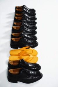 <p><b>4. Uyum: Yalan Syleyen Gzlerine nanma</b></p>  <p>Grup dinamikleri ve nyarglarn ele alan sosyal kimlik kuram psikologlar, grup yelerinin aralarndaki uyumu salamalarnn ne kadar doal olabileceini incelediler. 1951 ylnda Solomon Ash, bireysel yargnn grup tarafndan ne kadar etkilenebileceini belirlemeye koyuldu.</p>    Test esnasnda niversite rencilerinden, kesin yanl cevap veren (rol yapan) dier katlmclarn ardndan bir karar vermeleri istendi. Sonuta katlmclarn yars kendilerine sra geldiinde ayn yanl cevab verdiler. Katlmclarn %25'i yanl cevap verenlerin egemenliini reddederken sadece %5'i herzaman kalabal takip etmitir. Bulgulara gre insanlarn te biri doru bildiklerini grmezden gelip grubun srar ettii yanl seiyor. Bir kii grubun etkisi altndayken sizce baka neler yapabilir?