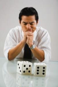 <p><b>10. Risk Davran: htimal Teorisi</b></p>  Riskli durumlarda karar verme davranyla ilgili almalar, aratrmac Daniel Kahneman ve Amos Tversky'e nobel kazandrd. Teori, ekonominin tahmin edici modellerinde ve pazarlama kampanyalarnda kullanlyor.    <p>Aslnda herey ereveyle ilgili. nsanlar bir durumun nasl sunulduuna bal olarak farkl davranlar sergileyebiliyor. rnein, kaybetme durumunda daha ok risk alabiliyorlar. Tam tersine, kazanabileceklerini dndkleri durumlarda daha az risk alma davran gsteriyorlar. Garip bir ekilde tahmin edilenden zt bir ileyi var. Aklnzda bulunsun bir daha poker masasnda blf yapmay deneyebilirsiniz!</p>