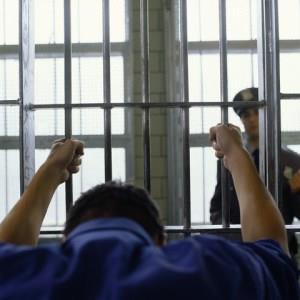 <p><b>2. Standford Hapishane Deneyi: Gcn Etkisi</b></p>    <p>ok eletiri alan bu deneyde aratrmaclar insann kalbindeki eytani derinlikleri su yzne kartm ve ksa bir sre sonra deney sonlandrlmtr.</p>    Psikolog Philip Zimbardo, katlmclarn 'mahkum' ve 'gardiyan'lar olmak zere iki gruba ayrr. Deney Standford niversitesi?nin bodrum katnda oluturulan yapay bir hapishanede gerekletirilir. Mahkumlar nce tutuklanp, tm giysileri karlarak aranm, salar tra edilmi ve dier suistimallere maruz kalmtr. Gardiyanlara ise jop verilir.    <p>Mahkumlar ikinci gnde isyan eder ve buna karn gardiyanlarn yant hzl ve iddetli olur. ok gemeden, gardiyanlar kendi rollerini dierlerini kkrtarak ve suistimal ederek tamamen benimser, mahkumlar ise daha uysal ve itaatkar davranr.</p>    <p>Bu deney insanlarn eytani eilimlerini dorulayan bilimsel kantlardan biridir. Deneyin 14 gn srmesi tasarland halde, artan iddet sebebiyle 6 gnde bitirilmitir.</p>