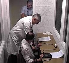 <p><b>3. Otoriteye taat: nsann Zalim Olma Kapasitesi</b></p>  1963'te psikolog Stanley Milgram, insanlara zarar verilmesi emredildiinde insanlarn otoriteye olan itaat eilimlerini test etmek iin bir deney dzenler. Dnya halen kinci Dnya Savanda Almanya?da korkun eylerin nasl gerekletiini merak ediyor. Milgram'n denekleri 'retmen' ve 'renciler (deneyden haberdar olduklar gizlenir)' olarak ikiye ayrlr. retmenler yanl cevapladklarnda rencilere elektrik oku verirler. Daha kts, onlara yanl cevaba devam edildiinde okun artrlmas sylenir.    <p>Baka bir odada olduu iin grnmeyen fakat lklar ve haykrlar duyulan rencilere ramen (aslnda hepsi sahte), labaratuvar grevlileri emrettiklerinde retmenler daha iddetli ok vermeye devam eder. Hatta rencilerin bilincini kaybettikleri sylendiinde bile devam ederler! Sonu? Sradan insanlar otoritenin emirleri dorultusunda her trl etik ve ahlak d eyler yapabilir hale gelebiliyor.</p>