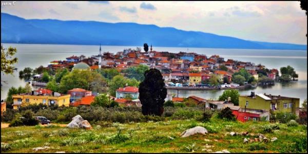 Roma dnemine ait Apollon Tapna grmek isterseniz bu tapnakta Kzadas'ndadr. Manastr adasndaki Bizans kilisesi kalnts da gezlimesi gereken yerlerden biri. Ky iinde ilerleyince  ve D Kale surlarn greceksiniz. Sadece  duvar ayakta kalabilmi malesef.