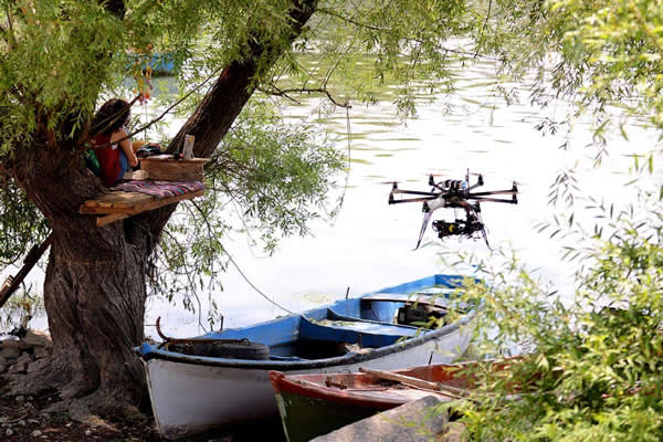 Ayrca Glyaz ky Gnei Beklerken adl diziye ev sahiplii yapmtr.