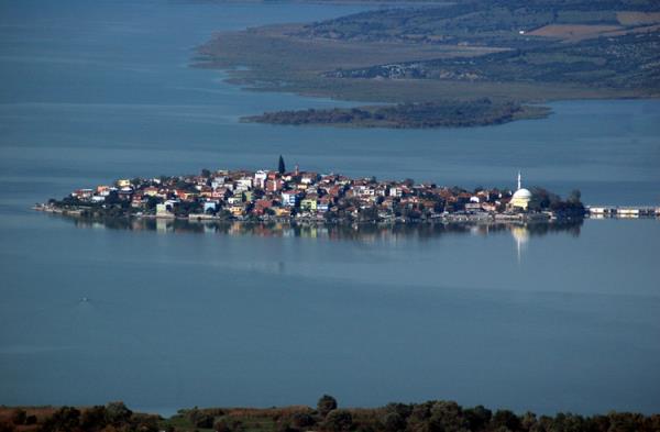 Ayrca Ulubay Gl, gmen kular iin doal bir ku cenneti. Yavrulama dneminde Manyas Gl'nde konaklayan kular, balklarn bolluu nedeniyle beslenmek iin Glyaz'na gelir. Bu doal ku cennetinin yan sra Ulubat Gl zel ku cenneti var. Glyaz tabelasn zmir'e doru 5 km. getikten sonra sola dnnce 1 km sonra zel ku cennetine varlyor. Burada bir doasever tavuskuu, sln, rdek, taklac gvercin yetitiriyor.
