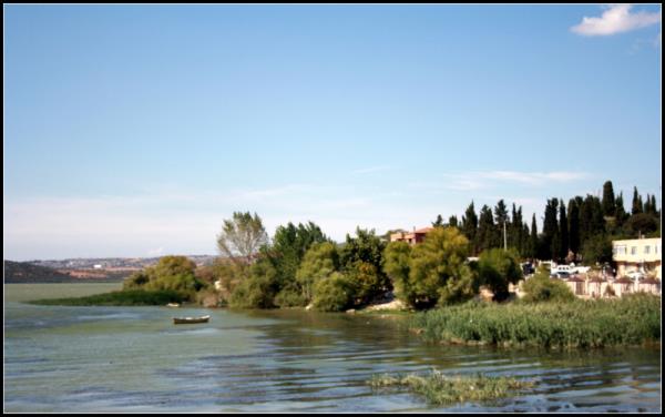 Bu kyde kadnlar da erkekler de balklk yapyor, sokakta oturup balk a ren kadnlara rastlayabilirsiniz. Ve zellikle belirtmek isterim ki ky halk gler yzl, olduka da scak kanl ve misafir perver.