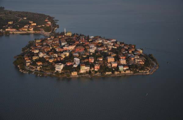 St.Constantinus Manastr kye giriteki yol ayrmndan sadaki yolu takip ederek ulaabilirsiniz. Ve kyde her sene Leylek enlikleri dzenlenmektedir.