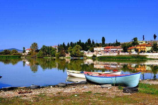 <p><b>Glyaz'ya gittiinizde gezilecek yerler</b></p>  Aslnda gezilecek yer bu kyn kendisi. Kyn doal manzaras haricinde eski Rum evlerini gezebilir, ky ierisindeki tarihi yerlerine gz atabilirsiniz. zellikle Rum evlerinin bir ksm korunmu, Gl ve ky evresi tamamen sit alan olarak belirlenmi.