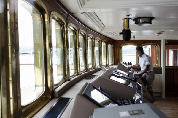 Vatandalarn merakl baklar altnda btn ihtiamyla stanbul Boaz'ndan geen yat, Ava'ya gitti. Yatn bakmnda ince elendi sk dokundu.