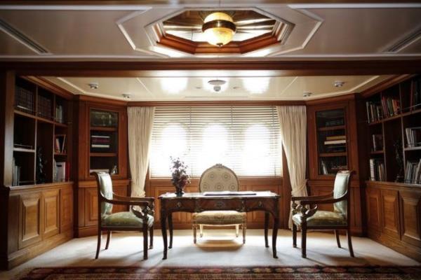 Savarona'nn elektronik tesisat ve cihazlar bata olmak zere lzum grlen ksmlar yenilendi, her yeri boyand.