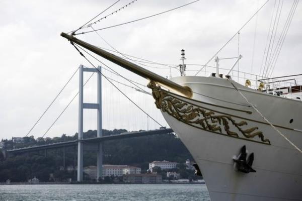 Savarona, son teknolojiyle de donatld. Gemide dinlenme salonu ve sitlerin yan sra Trk ve dnya mutfandan yemeklerin yaplabildii son teknoloji ile donatlm mutfak da yer alyor.