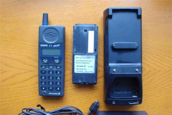 <br>Ericsson efsanesi</br>  Bundan 20 yl ncesinde de cep telefonlar vard ama herkesin cebine uygun deildi, ok pahalyd. Bu da Ericsson'un 20 yl nce kullanlan bir modeli. Telefonun bataryas en az kendisi bile byk.