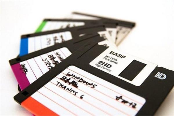 Bulut biliim deil disketle depolama   <br>1994'te ne bulut biliim ne de internet zerindeki sunuculara depolama vard. Bilgisayarlardaki her ey bu tarz disketlere kaydedilirdi.</br>