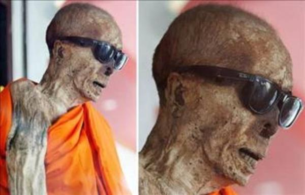 Tayland'da budist rahibin mumyas, bozulmam ekilde duruyor.