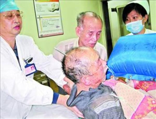 in'de yaayan bu yal adamn karsndan ektiini hibir erkek ekmemitir herhalde. 66 yandaki Lin'in ei, kumar ve alkol alkanlndan ikayet edip duruyordu. Bir gn adam ok alkollyken kafasna ivi bile akt.