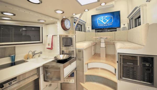 Doann her yerinde gezmek ve her yere karavanyla kmak isteyenler iin hazrlanan, Mercedes Benz Unimog gibi efsane bir aracn zerinde tasarlanan bu aracn ad Kiravan.