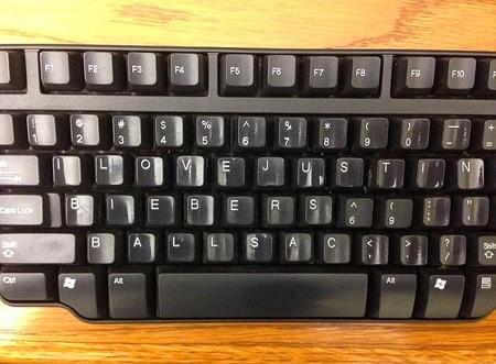 klavyede "I love you Justin Bieber"...