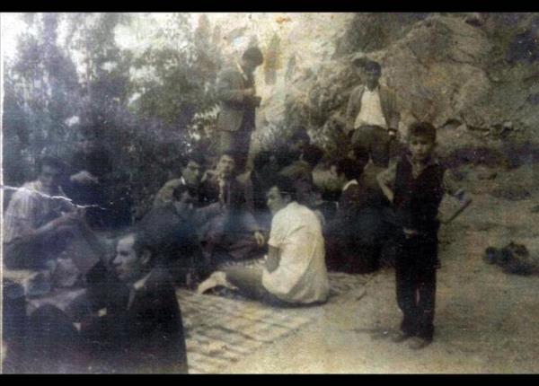 Yedi yanda sararm bir fotorafa ayandaki naylon ayakkabyla giren mstakbel babakann ocukluk yllarndan bugne albm.